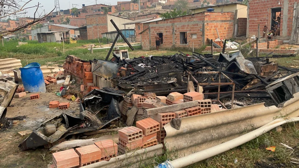 Casa fica completamente destruída após incêndio no Jorge Texeira