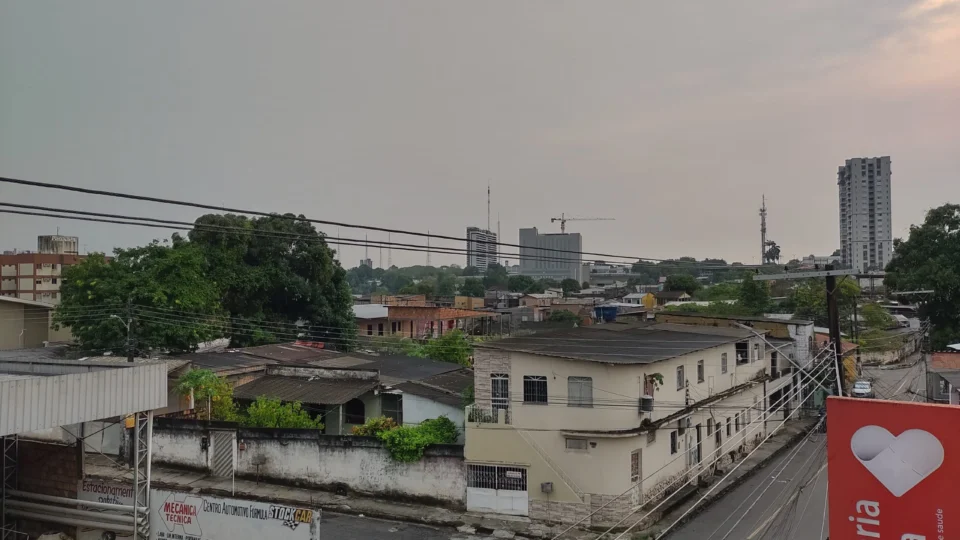 Chuva ameniza fumaça mas qualidade do ar continua ruim, em Manaus