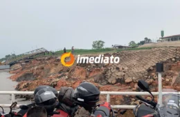 Barranco da orla de Careiro da Várzea desaba durante a chuva e dificulta atracamento de balsas