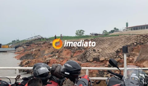 Barranco da orla de Careiro da Várzea desaba durante a chuva e dificulta atracamento de balsas