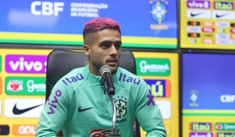 Lateral da seleção cita Daniel Alves como ídolo e é criticado nas redes: ‘Absurdo’