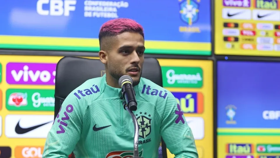 Lateral da seleção cita Daniel Alves como ídolo e é criticado nas redes: ‘Absurdo’