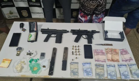 Polícia militar detém cinco suspeitos por tráfico de drogas e porte ilegal de arma