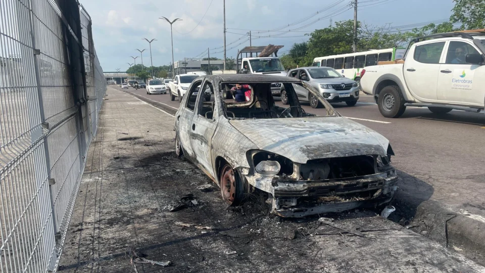 VÍDEO: Incêndio em veículo interrompe tráfego em frente à arena da Amazônia