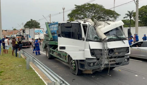 Duas pessoas morrem em acidente entre caminhão e poste na Av. do Turismo