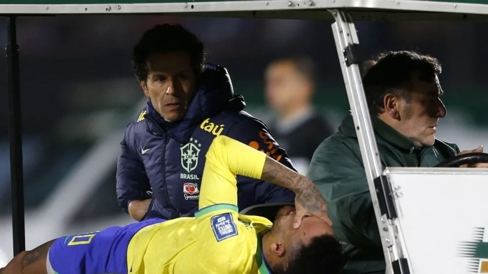 Neymar tem ruptura do ligamento do joelho e passará por cirurgia