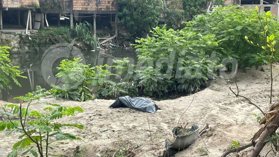 Cadáver enrolado em Lençol é encontrado dentro de igarapé em Manaus
