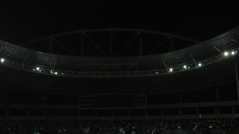 Jogo entre Botafogo e Athletico-PR é suspensa por falta de luz no estádio