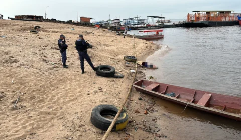 VÍDEO: Homem é achado boiando em rio no porto da Manaus moderna