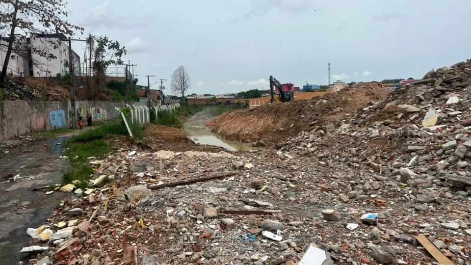 Moradores da rua Independência no bairro Raiz sofrem com falta de infraestrutura em Manaus