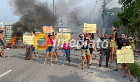 Moradores do bairro Lago Azul fazem protesto após ficar 5 dias sem água