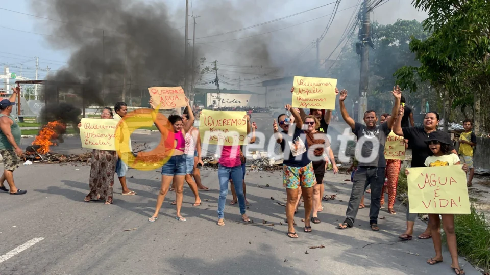 Moradores do bairro Lago Azul fazem protesto após ficar 5 dias sem água