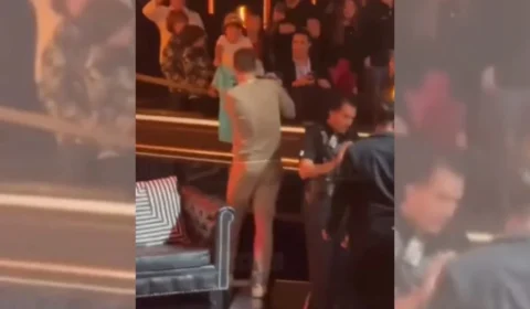 VÍDEO: Piqué cai de uma altura de 2 metros ao atender fã no México