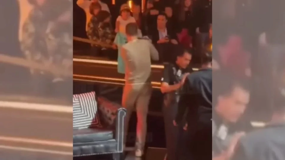 VÍDEO: Piqué cai de uma altura de 2 metros ao atender fã no México