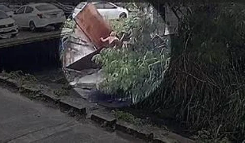 VÍDEO: Idosa é arrastada por correnteza após desabamento de casa durante forte chuva no RJ