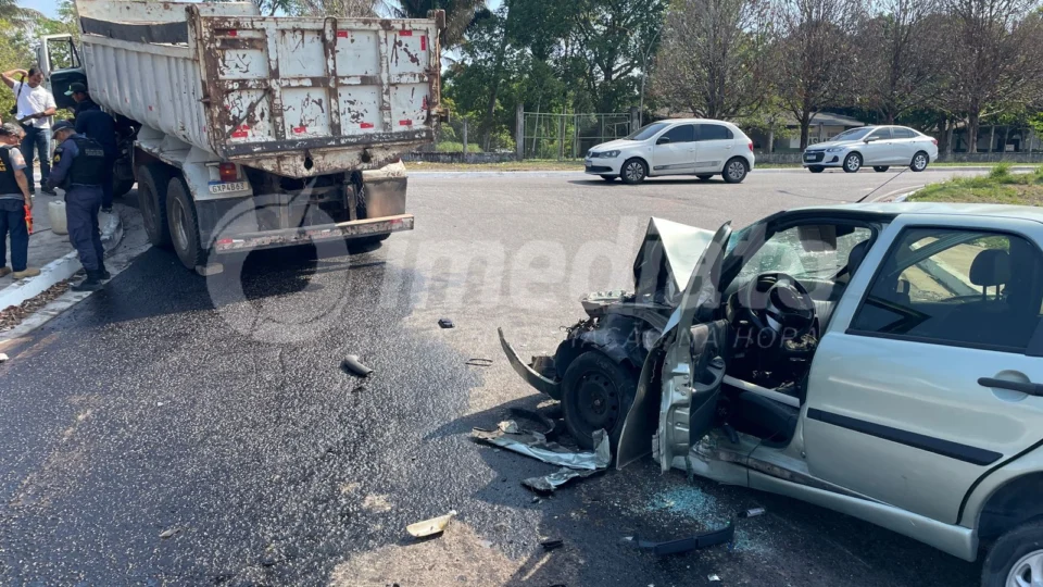 Colisão entre carro e caminhão no Distrito Industrial de Manaus deixa quatro feridos