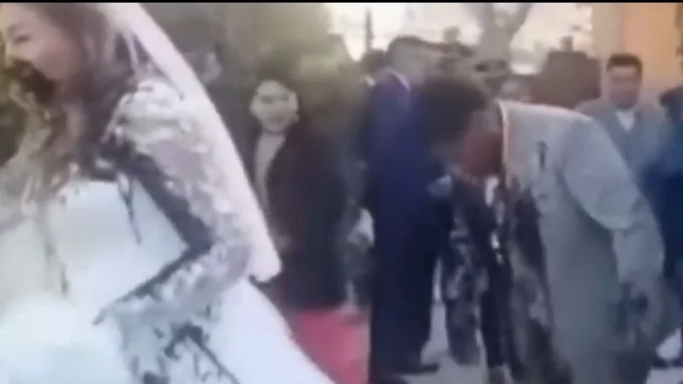 VÍDEO: Ex-namorada revoltada invade casamento e despeja fezes no vestido da noiva