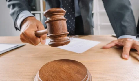 Mãe ganha na Justiça direito de despejar filhos de 40 anos de sua casa