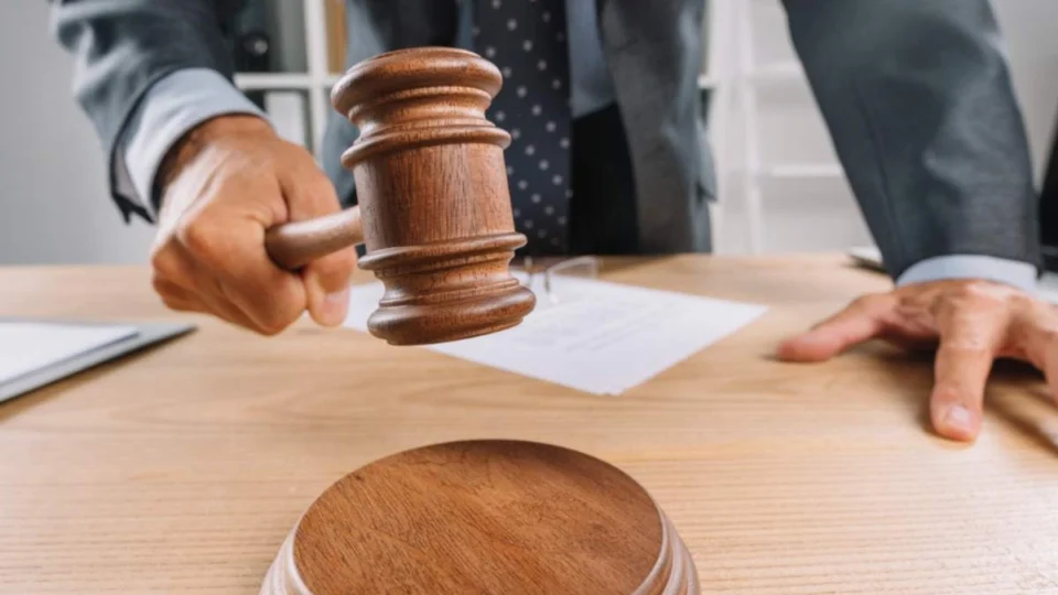 Mãe ganha na Justiça direito de despejar filhos de 40 anos de sua casa