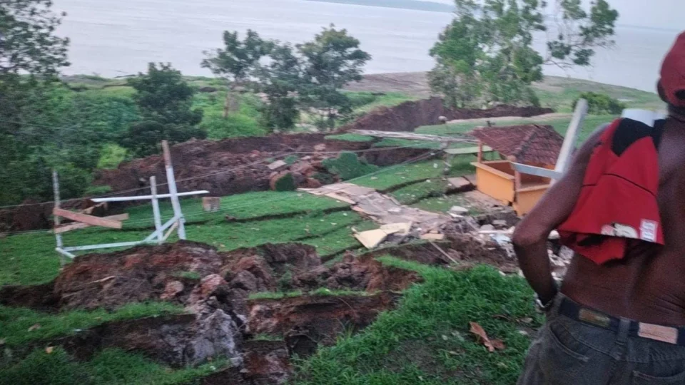 Deslizamento de terras atinge comunidade do Jandira
