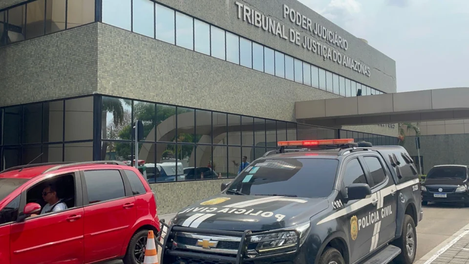 Elevador despenca e deixa funcionários feridos no prédio do TJAM em Manaus