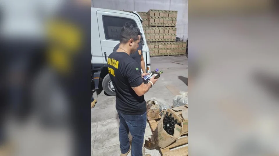 Alimentos vencidos que iriam para Venezuela são aprendidos em Manaus