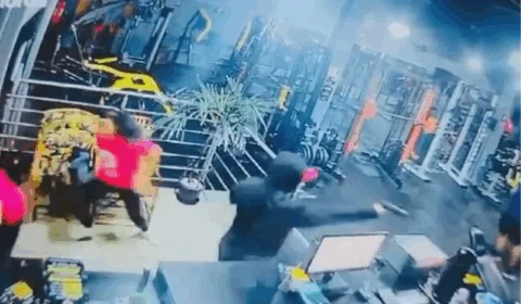 VEJA VÍDEO: suspeito encapuzado mata dono de academia e deixa aluna ferida