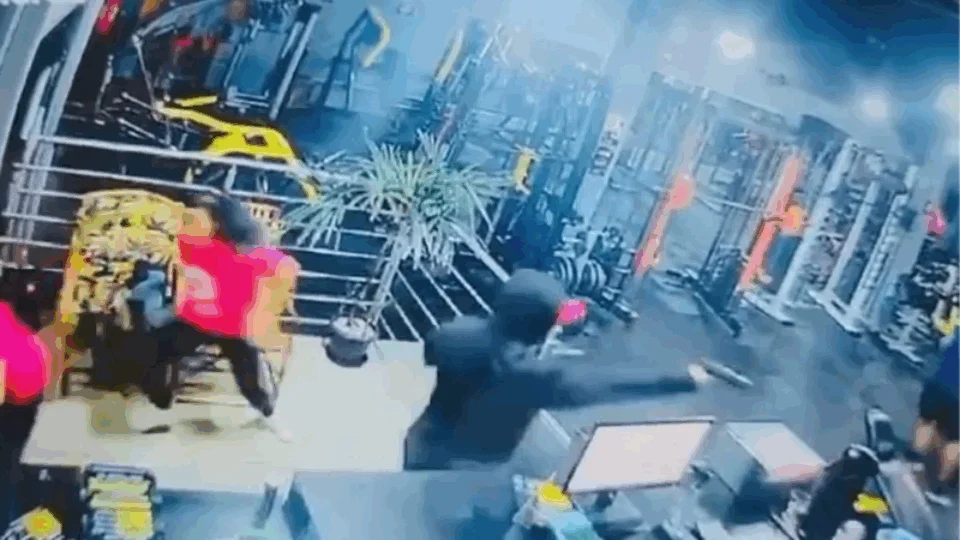 VEJA VÍDEO: suspeito encapuzado mata dono de academia e deixa aluna ferida