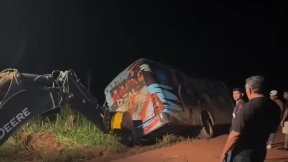 Ônibus da banda ‘Forró Ideal’ tomba a caminho de show em Roraima