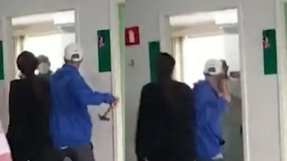 VEJA VÍDEO: médico é agredido com marteladas por homem em UBS