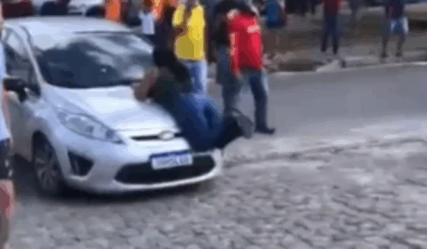 VÍDEOS: mulher sobe em capô de carro após flagrar marido com amante