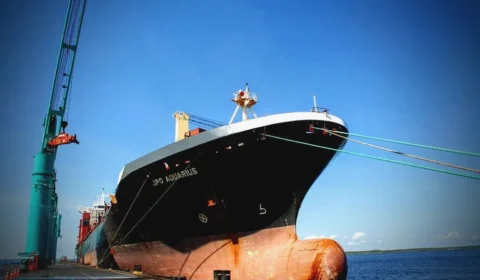Empresas suspendem envios de navios com carga para Manaus devido à seca dos rios