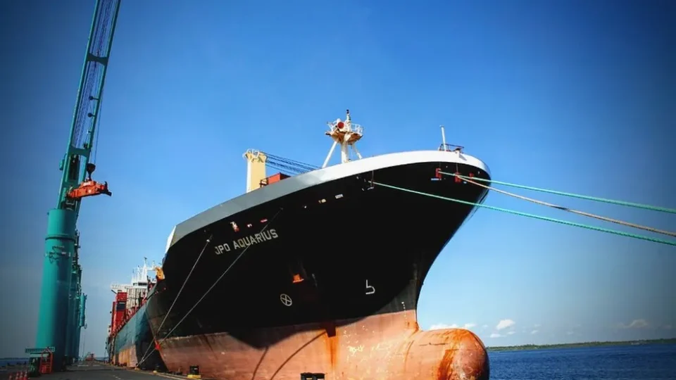 Empresas suspendem envios de navios com carga para Manaus devido à seca dos rios