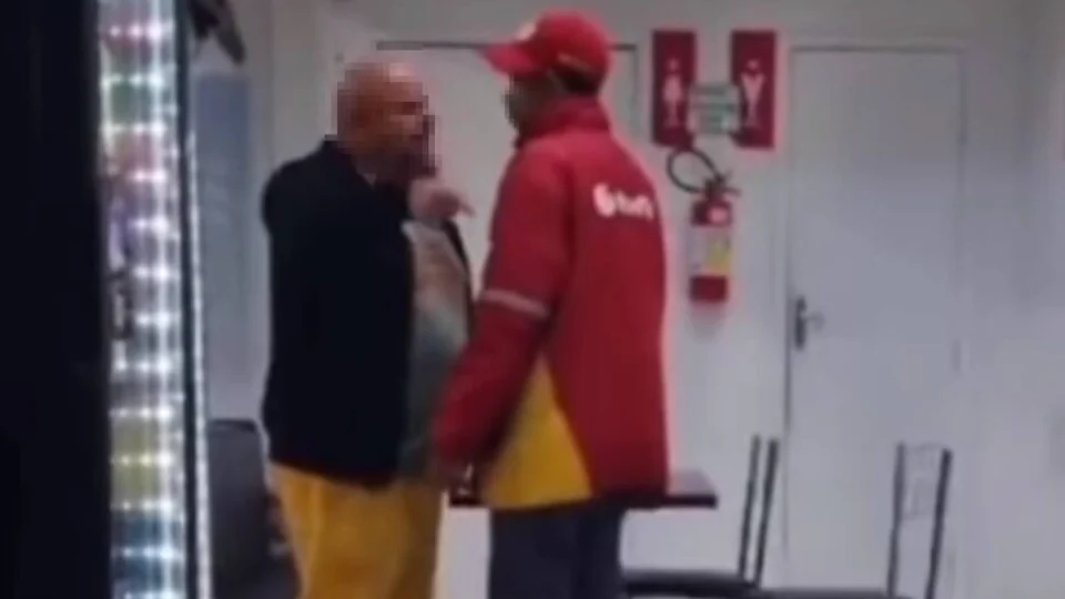 Vídeo: Cliente xinga frentista de ‘neguinho’ e nordestino dos inferno’