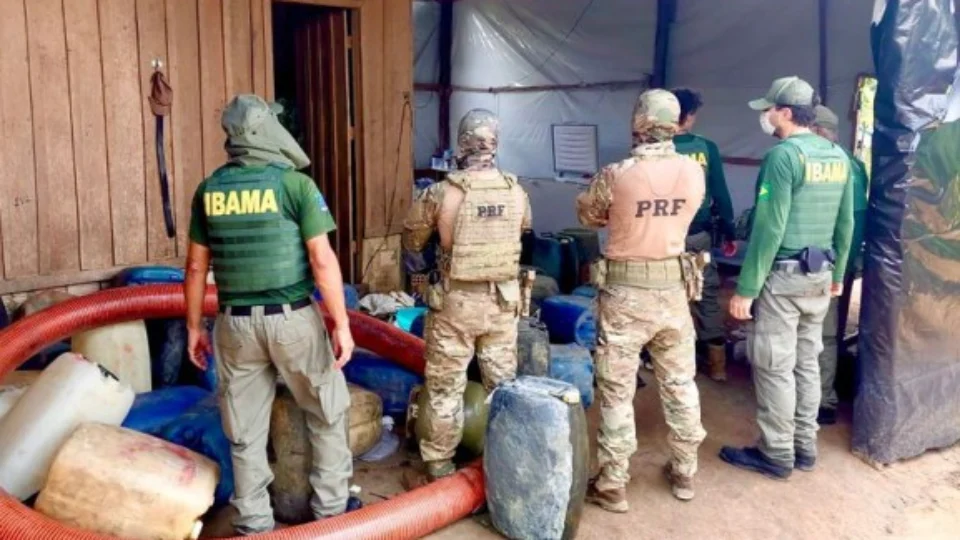 Operação da PRF com o IBAMA destrói base de garimpo ilegal nas terras Yanomami