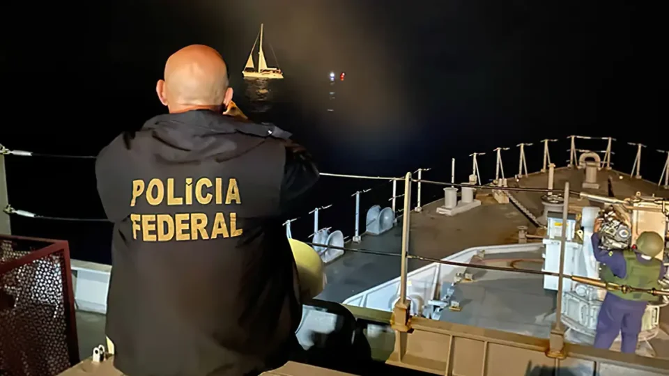 Marinha e PF encontram 2 toneladas de haxixe em veleiro na Bahia