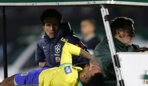 Neymar é submetido a cirurgia no joelho esquerdo