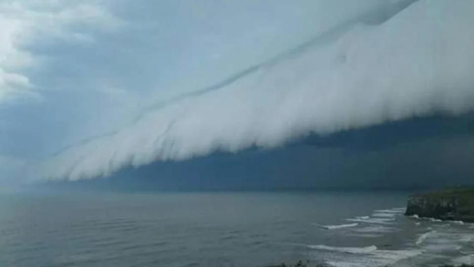 Tsunami meteorológica assusta frequentadores de praia em Santa Catarina