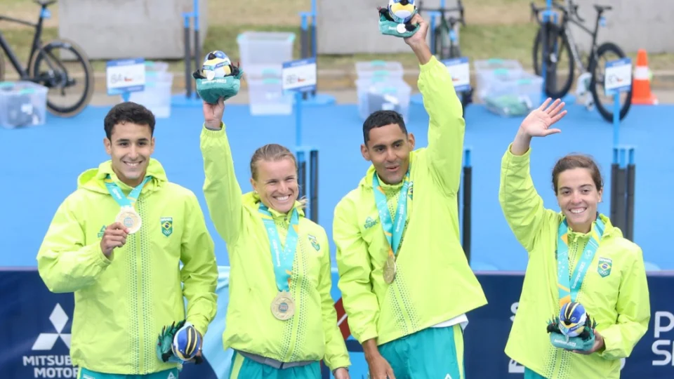 Brasil é bicampeão no revezamento misto do triatlo no Pan de Santiago