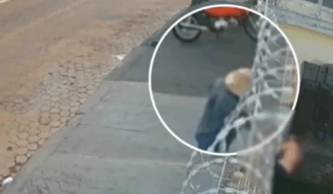 VEJA VÍDEO: homem é morto a tiros enquanto estava sentado dentro de casa