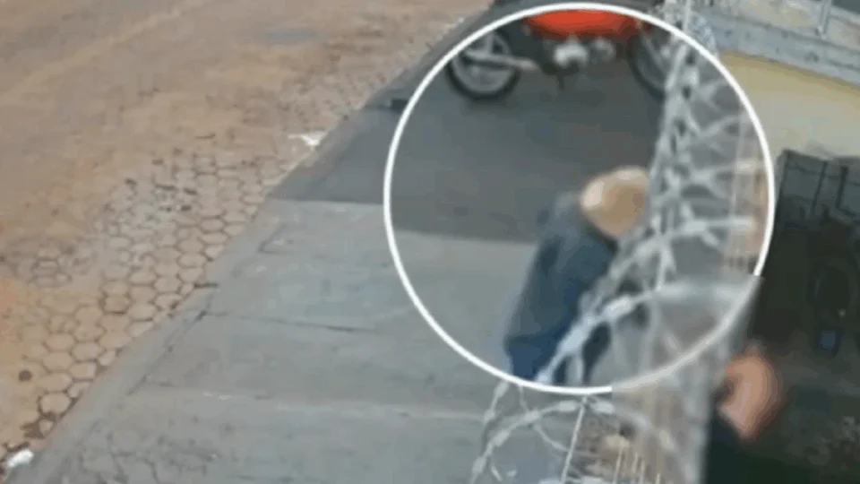 VEJA VÍDEO: homem é morto a tiros enquanto estava sentado dentro de casa