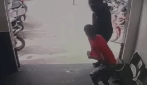 VEJA VÍDEO: homem é retirado de dentro de oficina e executado por pistoleiro