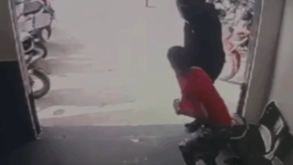 VEJA VÍDEO: homem é retirado de dentro de oficina e executado por pistoleiro