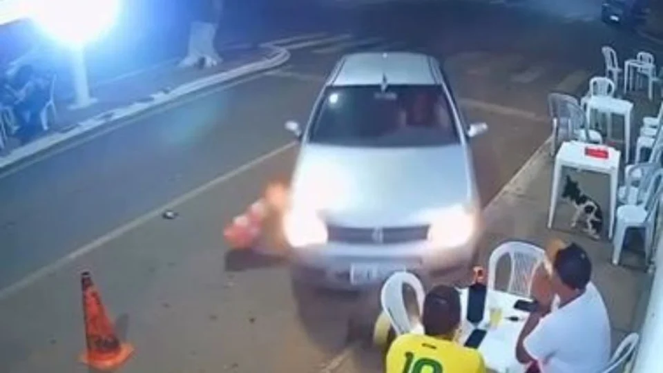 VEJA VÍDEO: mulher é presa suspeita de invadir bar para atropelar namorado