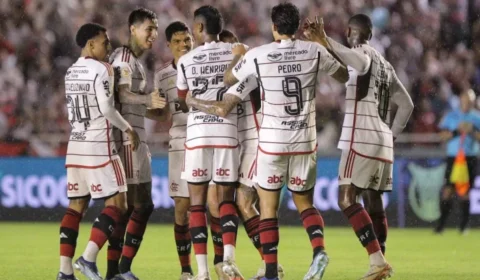 Com estádio lotado, Flamengo goleia América-MG e alcança o Palmeiras