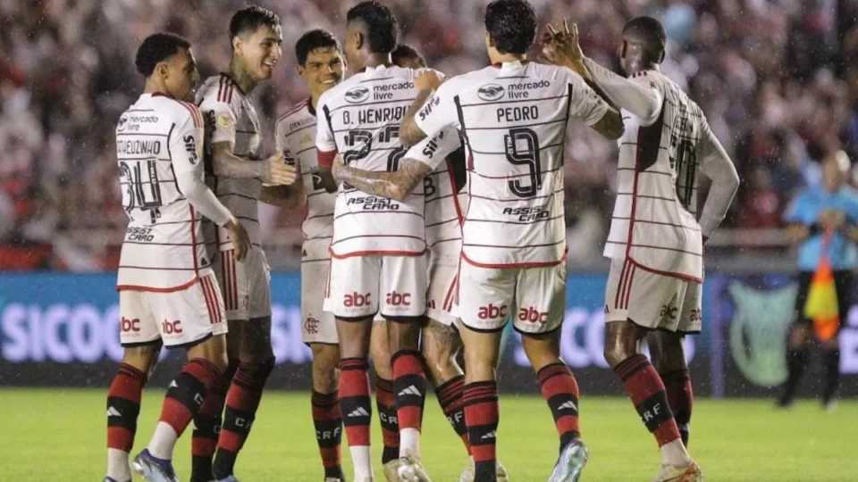 Com estádio lotado, Flamengo goleia América-MG e alcança o Palmeiras