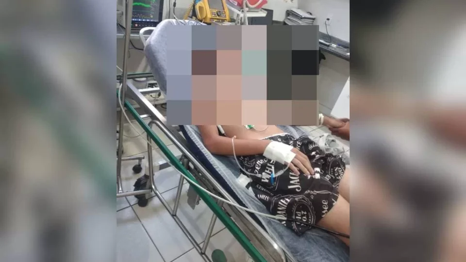 Menino induzido a comer lagartixa recebe alta após segunda internação