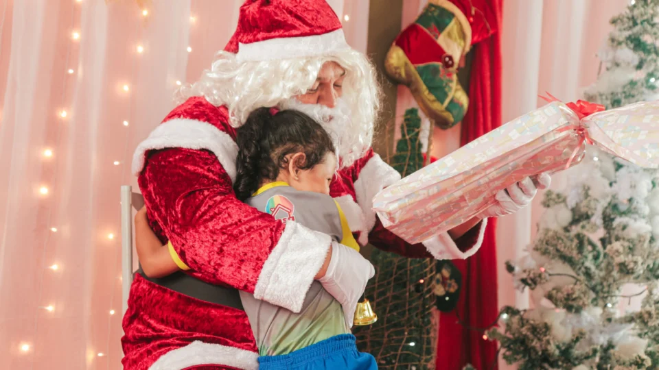 ‘Natal Feito por Nós’ arrecada brinquedos para crianças e adolescentes