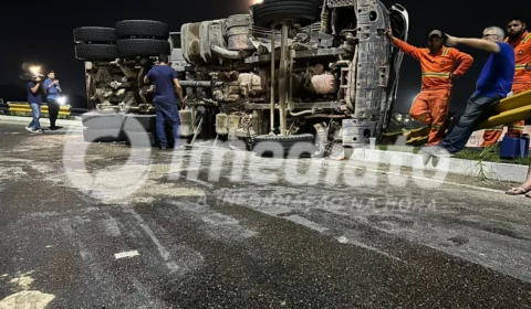 Caçamba carregada de areia capota em Avenida de Manaus