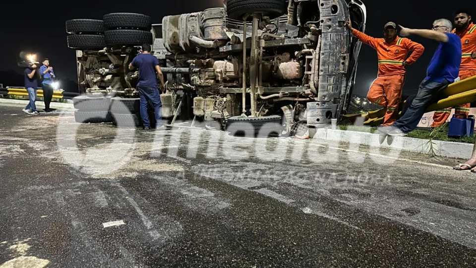 Caçamba carregada de areia capota em Avenida de Manaus